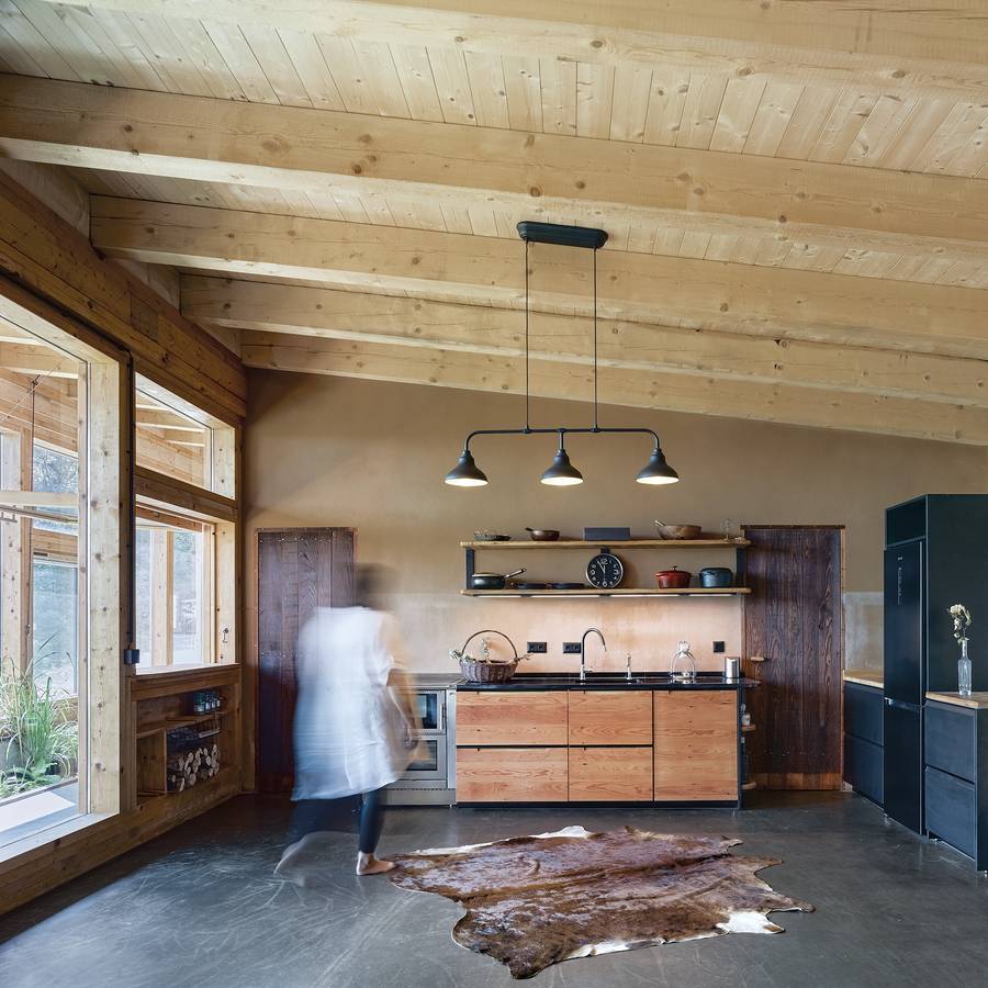 Kitchen and dining room with clay plastered walls